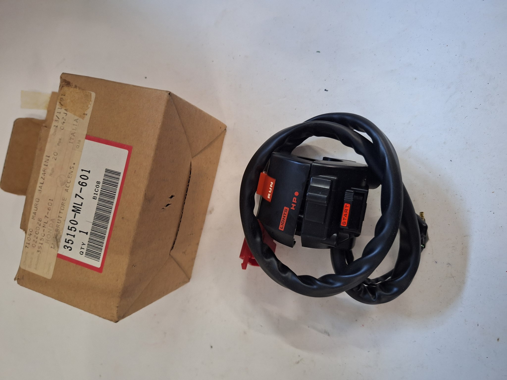 Picture of SWITCH ASSY.,STAR  35150-ML7-601  VTR 750 F